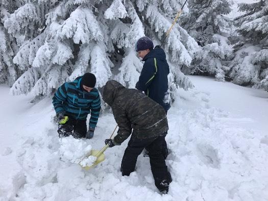 Každá družina má jeden den v týdnu svou samostatnou schůzku, na které chlapci hrají hry a učí se skautské dovednosti. Kdo oddíl vede? Z čeho se skládá oddílová činnost?