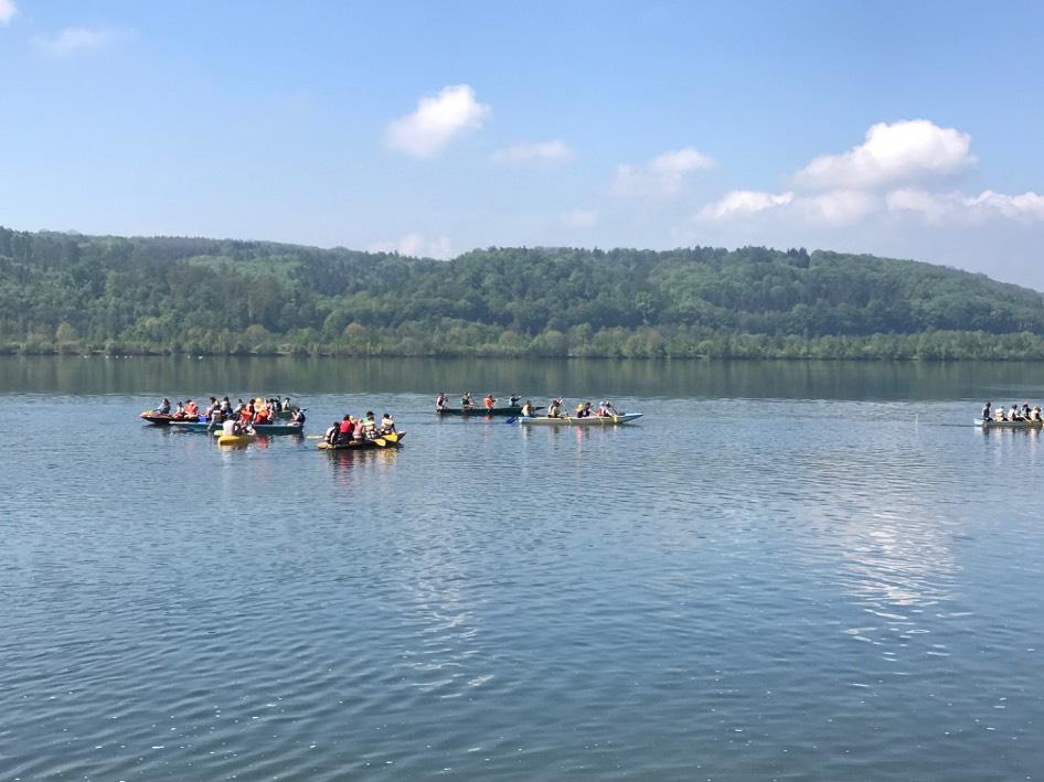 Velkou roli hrají fyzické aktivity, sport, skautské a tábornické dovednosti, táboření, výpravy a poznávání přírody, dobrodružné hry, soutěže, podpora manuální zručnosti, zpívání u ohně, kultura,