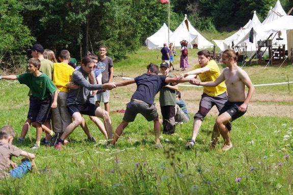 Tábor je organizován tak, aby se všichni členové co nejvíce zapojili do jeho organizace a chodu. Obvykle se přijíždí na prázdnou louku a chlapci si samostatně postaví stany a veškeré vybavení tábora.