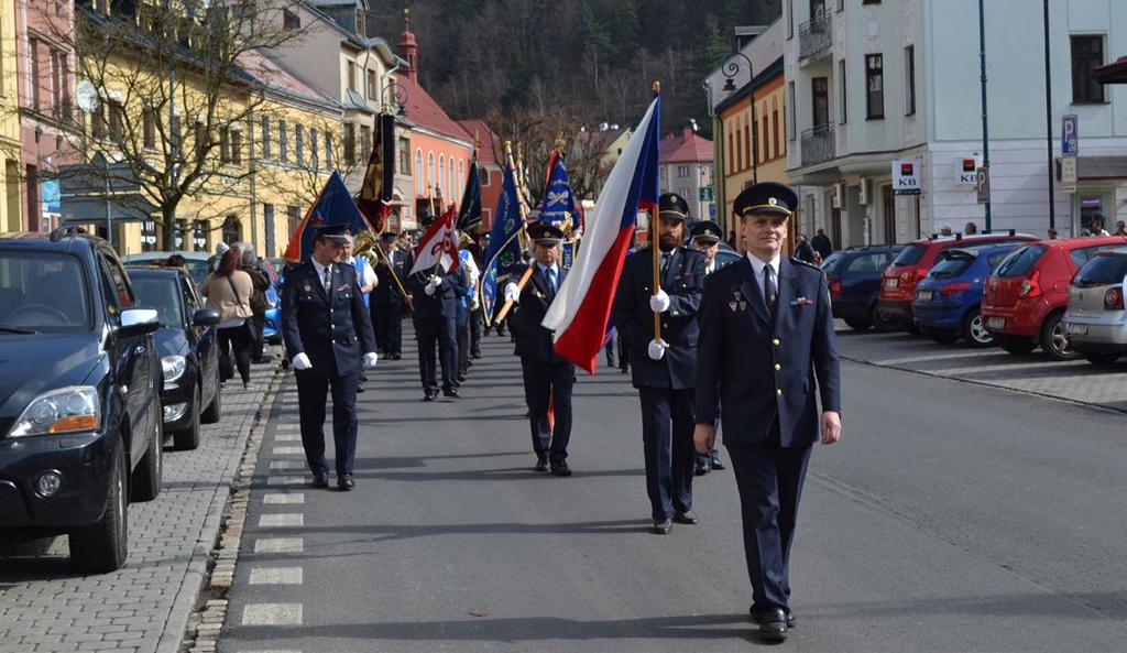 Výhradní distributor tohoto zařízení doplnil ukázku dalšími zajímavými prostředky, které je k hašení možno používat.