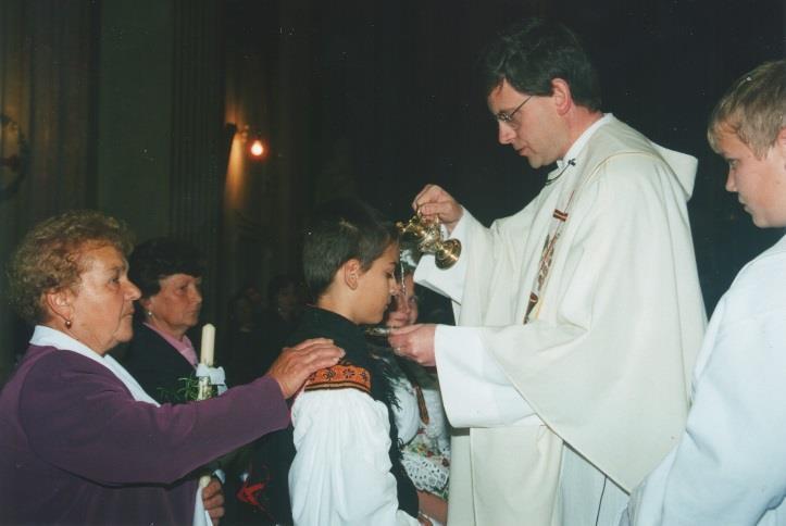 Katolická či pravoslavná církev může někoho svatým prohlásit, takoví světci jsou pak uctíváni a jsou jim zasvěcovány kostely.