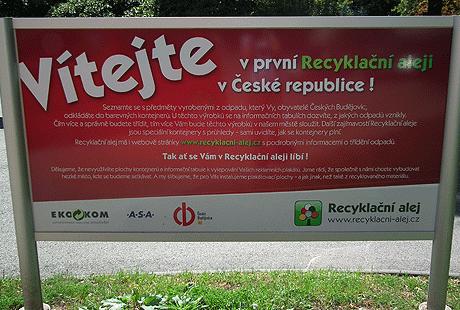 Jenže nejsou nijak odlišené, tak děti občas hodí sklenici od jogurtu do plastů nebo plast k papíru. Takže třídíme vlastně dvakrát.