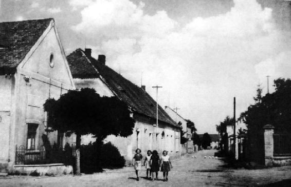 zákazu pobytu v obci, což bylo ve výměru i uvedeno, nechyběl ale ideologický dovětek.