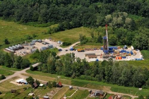 Obrázek č. 9: Těžební středisko zemního plynu a vrtná věž na Břeclavsku - Česká naftařská společnost. [38] Flachs Union s. r. o. se sídlem v Hodoníně podnikala v letech 1994 1996.