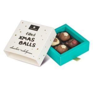 1143618 XMAS FILLED BALLS 4 Hmotnost netto: 55 g 4 čokoládové vánoční ozdoby s náplní (z mléčné, bílé