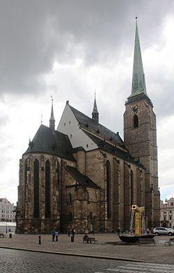 org/wiki/katedr%c3%a1la_svat%c3%a9ho_bartolom%c4%9bje#/media/ File:St.-Bartholom%C3%A4us-Kathedrale_Plze%C5%88.jpg 4. MÁME VELKÝ BYT? Na obrázku je plánek bytu zakreslený ve čtvercové síti.