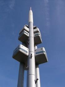 6. ŽIŽKOVSKÁ VĚŽ Žižkovský televizní vysílač, postavený na přelomu 80. a 90. let 20. století podle návrhu architekta Václava Aulického, je se svými 216 m nejvyšší stavbou Prahy.