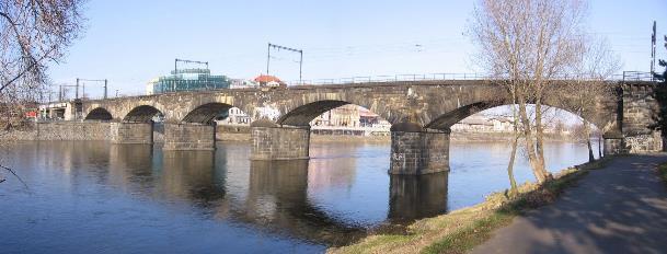 10. NEGRELLIHO VIADUKT Každý ví, že nejstarším pražským mostem je Karlův most. Hned druhý v pořadí je však téměř neznámý Negrelliho viadukt.