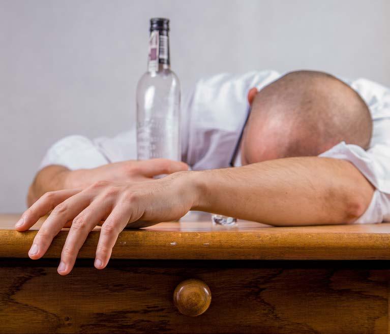 ZE ŽIVOTA strana 11 Motoristické okénko Blíží se nám Silvestr, ke kterému trocha alkoholu patří. Mnozí se na něj těší celý rok, protože je přece známo, že staré zásoby se dopíjí ve starém roce.