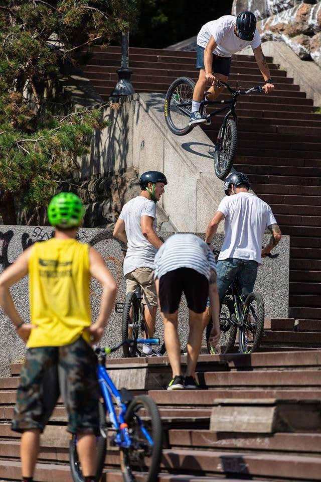 FATRA A MY strana 6 Život se má žít naplno ROZHOVOR / JAN KYSELÁK Fyzicky hodně náročná sportovní disciplína a současně artistická show - to je trial na kolech.