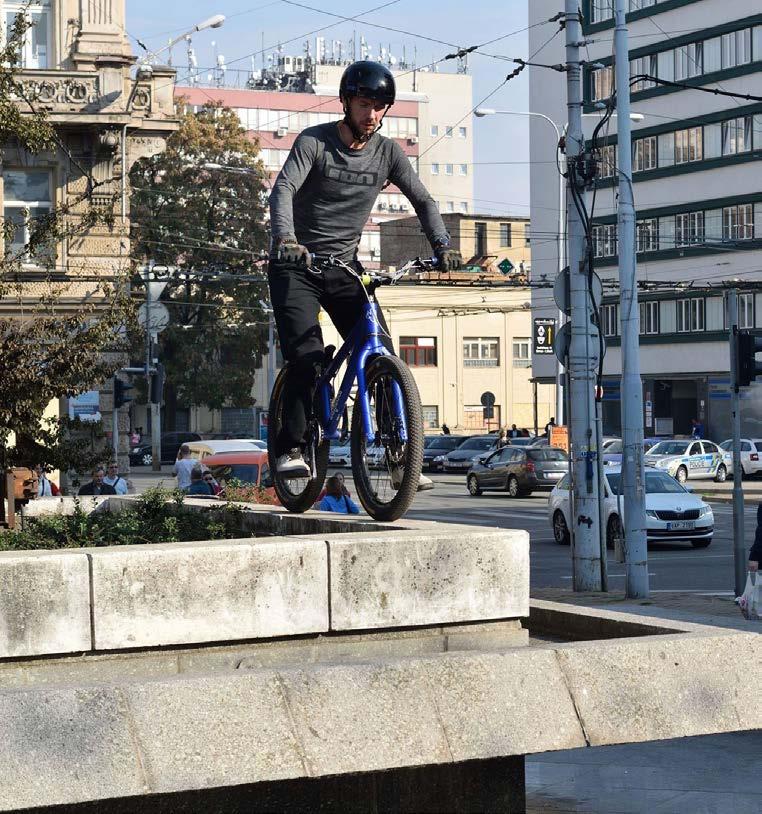 Kdy tento fenomén vznikl, není zcela jasné, ale původ má určitě v motokrosu, kde jezdci překonávali těžké překážky pomocí terénního motocyklu.