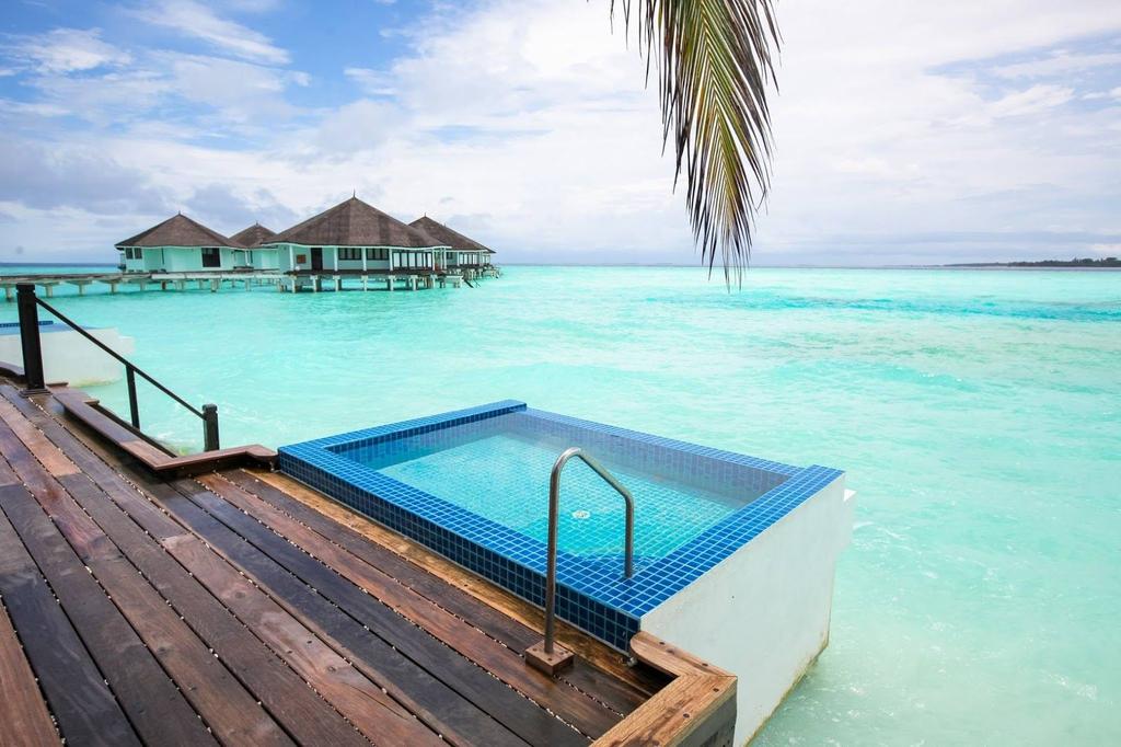 soukromí a relaxu mimo rušnou civilizaci, Maledivy jsou vaší destinací. Resorty nabízejí velký výběr vodních sportů, můžete si vybrat i z nabídky výletů a navštívit třeba i hlavní ostrov Malé.