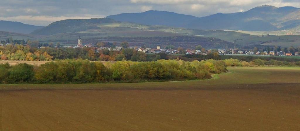 koryta rieky HORNÁD - v pozadí masív pohoria BRANISKO, LEVOČSKÉ VRCHY a