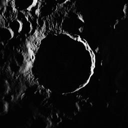 Obr. 16 Proměny kráteru Tycho při různém osvětlení, od úplňku do poslední čtvrti. Posuďme jednoduchými energetickými úvahami vznik kráteru Tycho.
