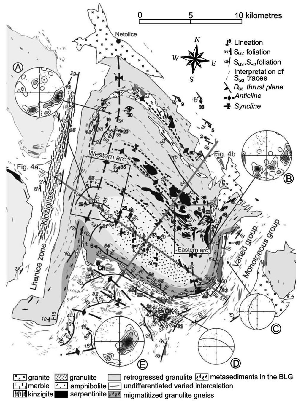 WP4 - Prostorové modelování ložisek nerostných surovin Obr. 1: Strukturní mapa širšího regionu s vyobrazením trendů planárních a lineárních duktilních struktur.