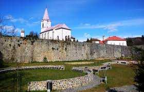 UTOROK TOURBUS - MORUŠA ČIERNA PUKANEC Obec Pukanec je známa svojou mestskou baníckou históriou, remeslami, gotickým kostolom a v súčasnosti aj náučným