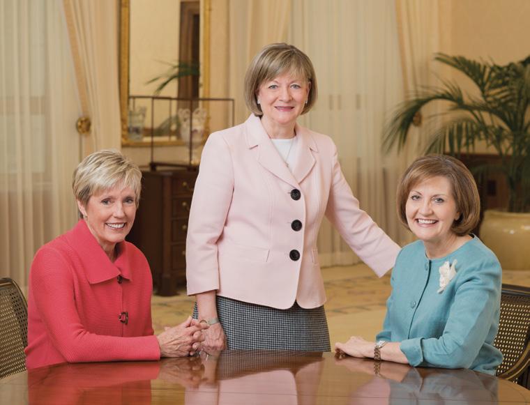 Vedoucí z řad žen slouží v radách Církve Církev přizvala ženy, aby sloužily ve třech předních radách vedoucích. Sestra Linda K.