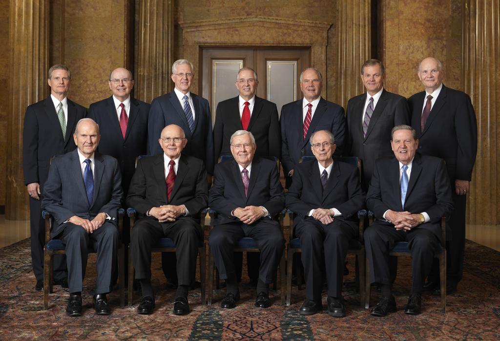 Kvorum Dvanácti apoštolů V přední řadě zleva: president Russell M. Nelson, starší Dallin H. Oaks, starší M. Russell Ballard, starší Robert D. Hales, starší Jeffrey R. Holland.