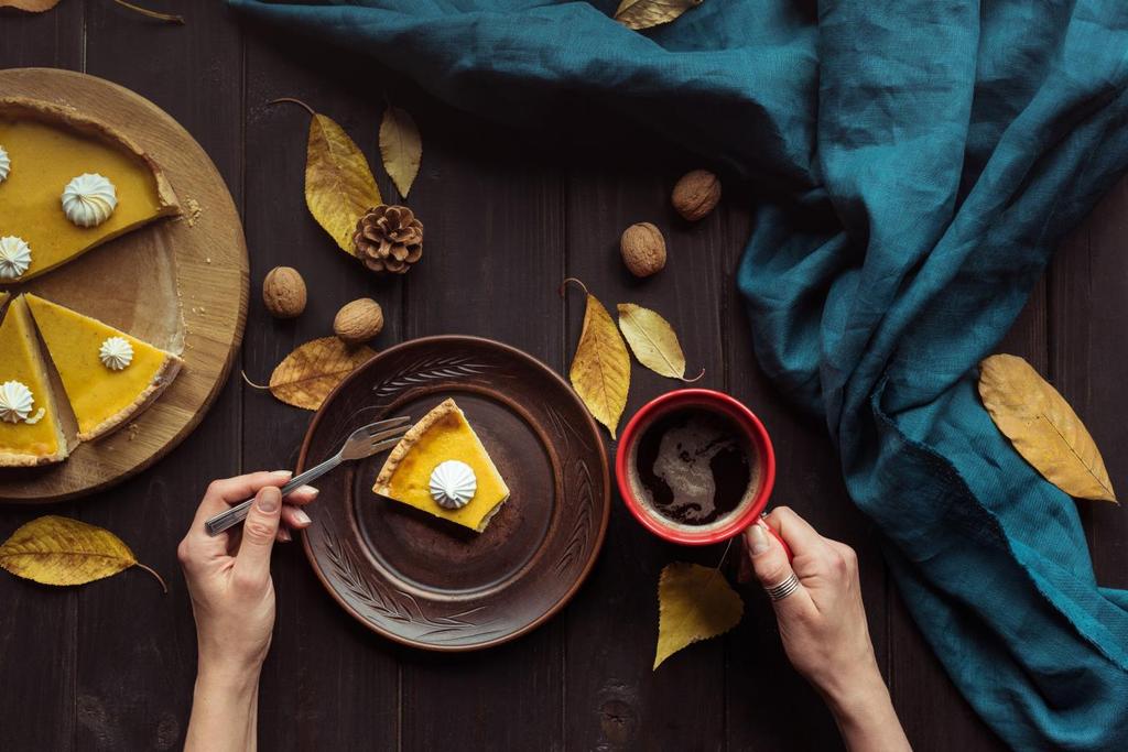 Pumpkin spice koláč bez lepku a cukru Za vynikajícími dortíky nemusíte vyrážet do kaváren. Připravte si jeden takový skvost doma pumpkin spice koláč dostane každého.