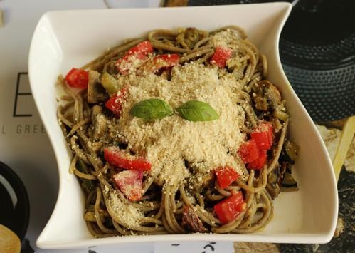 Pohánkové špagety s kešu parmezánom 1 veľkú cibuľu 7 šampiňónov 1 mladú, stredne veľkú cuketu 1 hrsť nakrájaných sušených paradajok namočených vo vode 1 veľká lyžica domáceho pesta olivový olej