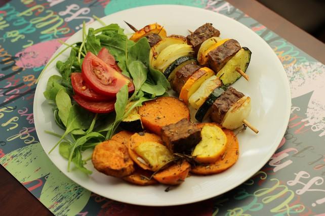 Tempehový špíz s pečeným batátom (vegán a bez lepku, ak použijete miesto údeného tempehu tofu) 200g údeného tempehu (1 balenie) malú žltú cuketu malú zelenú cuketu papriku 4-5 menších pevných