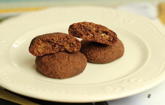 Čokoládové cookies 120g mäkkého masla (BIO Alsan) 75g brezového cukru (xylitol) štipka soli 1/2 lyžičky mletej vanilky 1/2 zrelého banána 50g pšenovej múky 75g celozrnnej ryžovej múky 25g kokosovej