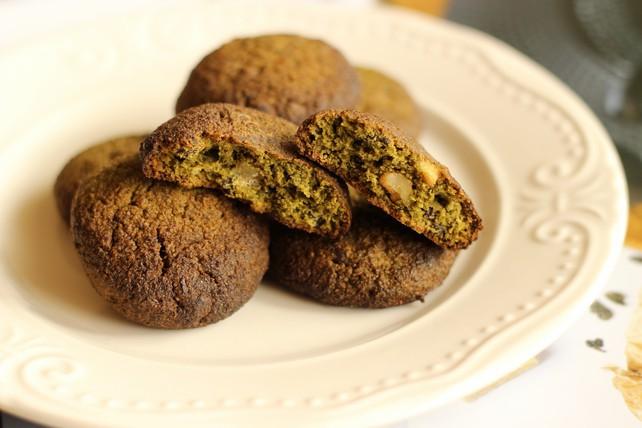 Matcha cookies 120g mäkkého masla (BIO Alsan) 75g brezového cukru (xylitol) štipka soli 1/2 l mletej vanilky 1/2 banánu 50g pšenovej múky 75g celozrnnej ryžovej múky 25g kokosovej múky 1lyžičku