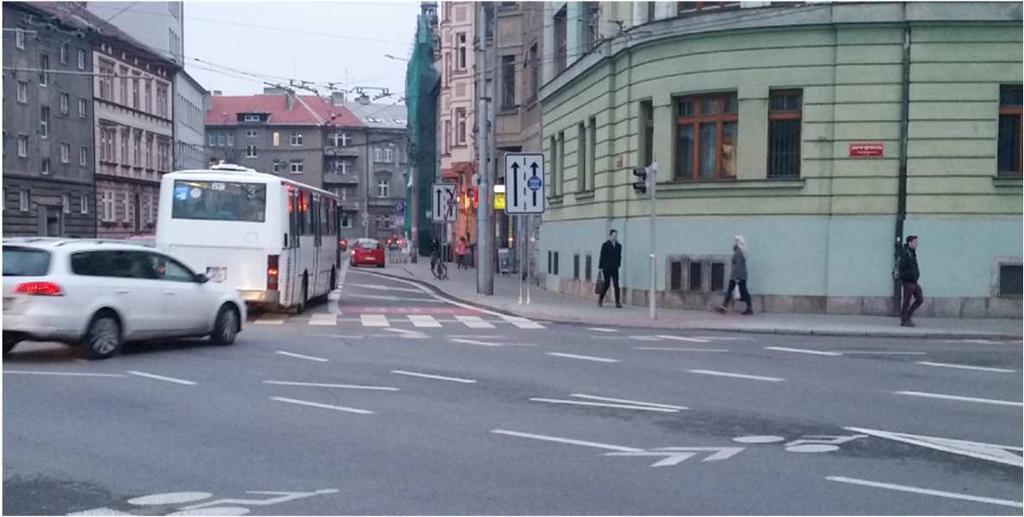 zavedená preference jízdy, pomocí samostatné světelné signalizace tramvajové signály. Seznam ulic s vyhrazenými jízdními pruhy pro autobusy uvádí již segregace a separace trolejbusových linek.