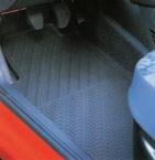 Podlahové koberce 3D na strane vodiča posilňujú ozdobné lemy z polyamidu.