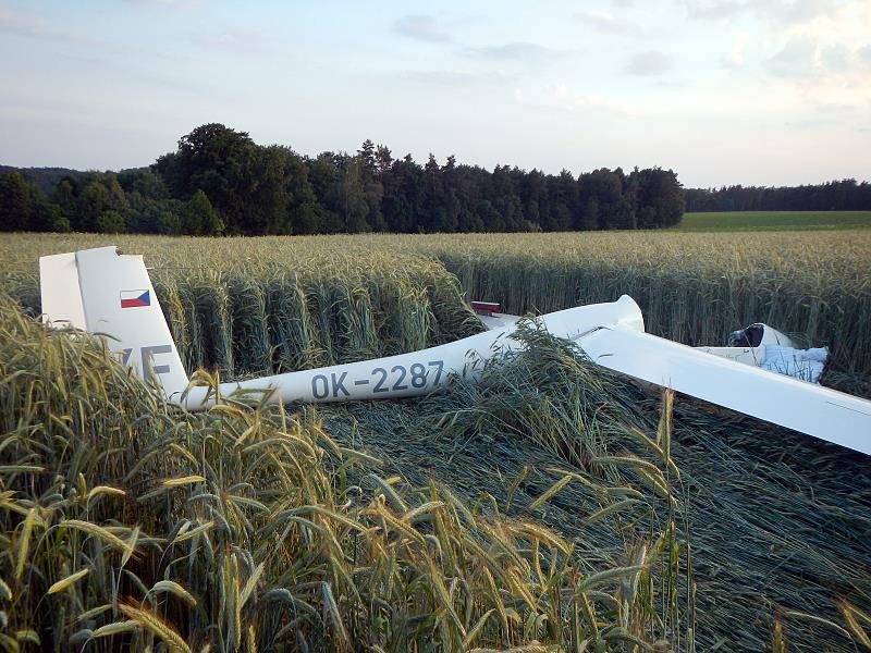 2 Rozbor Obr. č.4: Trosky kluzáku na místě letecké nehody Pilot provedl vzlet do termiky za vlečným letounem. Po odpojení létal cca 50 min v blízkosti letiště.