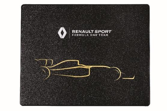 Kapacita: 16 GB. Rozmery: 50 x 12,2 x 7 mm. Gravírované logo Renault Sport Formula One Team a logo R.S. Farba: čierny kov, žltá guma.