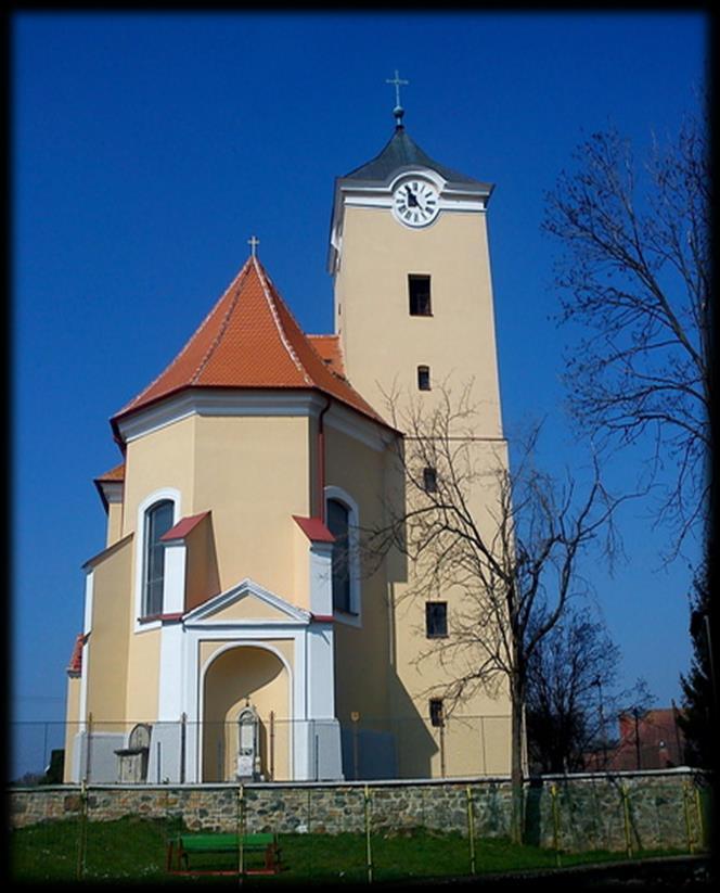 Kamenný kříž před kaplí pochází z roku 1896. Moravské Budějovice Kostel sv.