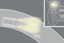 Statické přisvěcování do zatáček Jsou-li zapnutá potkávací nebo dálková světla a rychlost vozidla je nižší než 40 km/h, umožňuje tato funkce, aby světelný kužel světlometu do mlhy osvětloval vnitřní