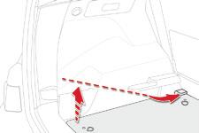 Umístění podlážky do spodní polohy F Nadzvedněte pohyblivou podlážku zavazadlového prostoru zatažením za pás.
