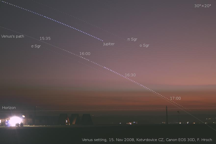 22 Kapitola 2. Měření atmosférické refrakce Obrázek 2.1: Západ Venuše 15. 11. 2008. Tento složený obrázek zachycuje stopu Venuše nad jihozápadním obzorem Kotvrdovického letiště.