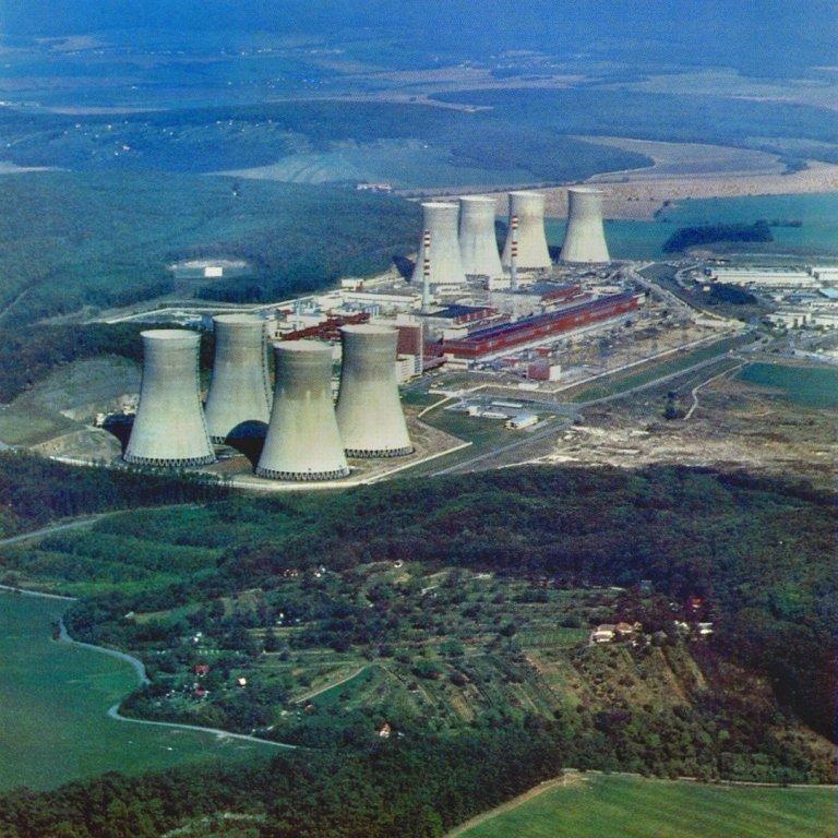 Jaderná energetika v ČR V JE Mochovce (Slovensko) jsou v provozu od roku 1998 a 1999 jen dva bloky. Z nedostatku financí byla dostavba 3. a 4. bloku JE Mochovce otevřena až 3.