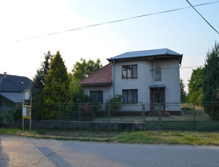 Rodinný dom s. č. 325 s pozemkami Kat. územie Radava Okres: Nové Zámky rodinný dom s. č. 325, postavený na pozemku parc. KN C č. 2657, pozemky: parc. KN C č. 2657 zastavané plochy a nádvoria o výmere 644 m 2, parc.