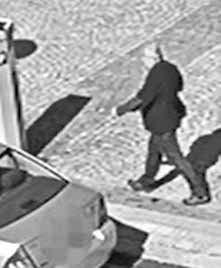 tisíc korun. Muž peněženku zvedl a odešel. Majitelem dokladů a hotovosti je třiatřicetiletý muž, který peněženku vytratil ze zadní kapsy kalhot při nasedání do vozu.