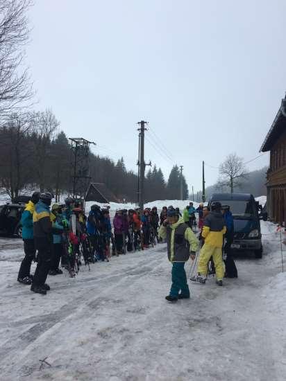 Lyžařský kurz V měsíci únoru strávili žáci sedmého ročníku spolu s několika staršími spolužáky týden na lyžařském kurzu.