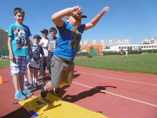 června připravili žáci deváté třídy pro své mladší spolužáky v rámci Dětského dne sportovní atrakce.