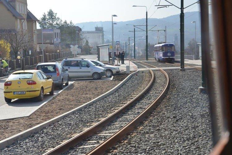 ~ 54 ~ provedenou modernizaci tramvajové trati v úseku Klicperova - U lomu. Zde se napojí na vybudovanou dvoukolejnou trať. Dále bude pokračovat modernizací jednokolejné trati k čp.