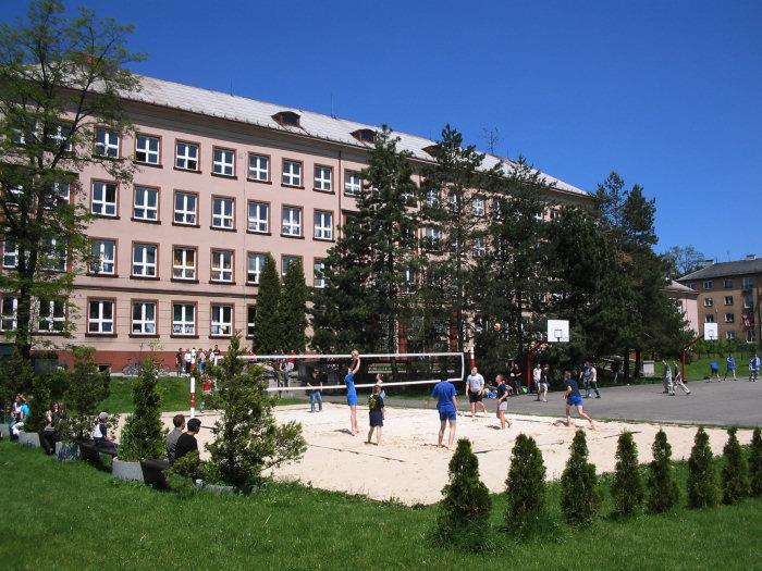 V prosinci 2005 byl škole propůjčen (v rámci dekády OSN) Klubem ekologické výchovy a MŠMT ČR, z rukou ministryně školství čestný titul Škola udržitelného rozvoje 1.