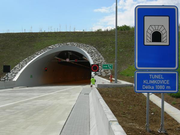 Tunel na pozemní komunikaci Tunel je liniový podzemní objekt, kterým prochází pozemní komunikace Dělení podle délky: krátké do 300 m střední do 1000 m