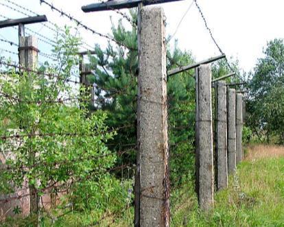 Pád železné opony V roce 1989 se země ve střední a východní Evropě vymanily z komunistického područí. Železná opona nepřirozeně rozdělující Evropu na východ a západ přestala existovat.