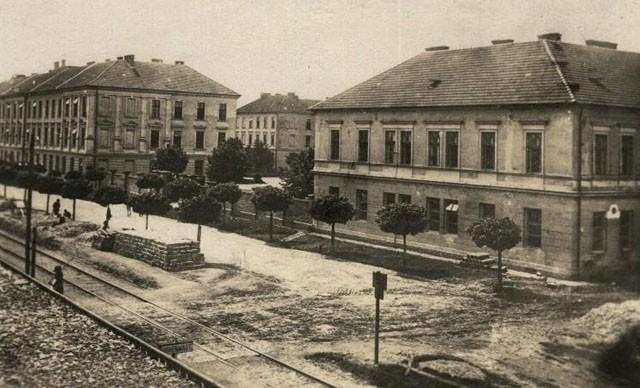 kasáren podél silnice vanické (1897 a další 1906). V letech 1900 až 1901 byla postavena rozsáhlá kasárna pro 30. zeměbranecký pluk v Žižkově ulici a v ulici Prokopa Velikého.