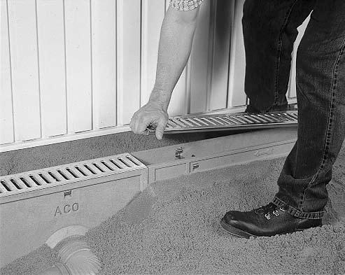 Postup montáže ACO Self žľaby Príprava: Vyznačte miesto pre odvodňovací žľab. Odporúčame vytvorenie ľahkého spádu línie smerom ku miestu napojenia na kanalizáciu. 1. 2.