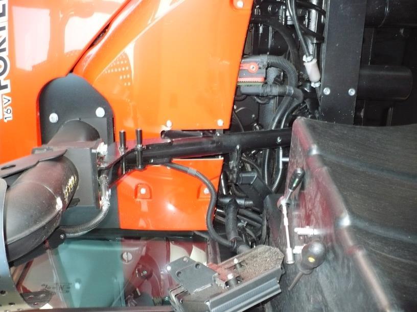 Očistit dosedací plochy a kalibrovat závity. On the right side of the tractor, remove the engine control unit cover, the control unit from the exhaust holder.