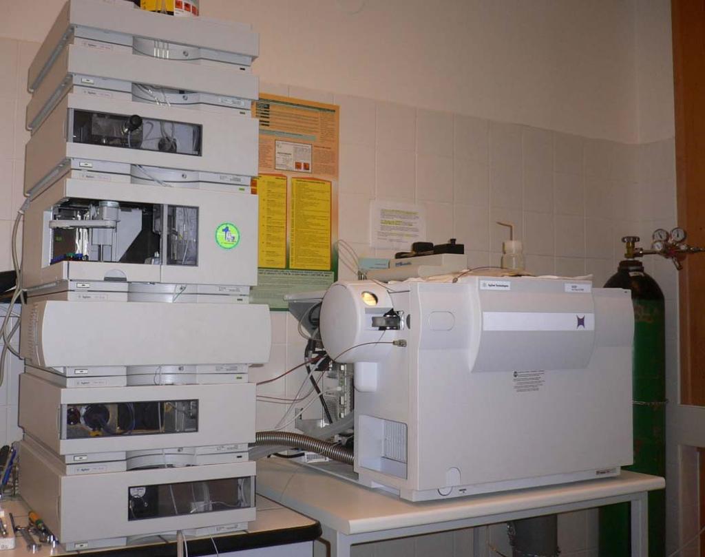 Obrázek 34: HPLC Agilent 1100 Series s DAD detektorem a hmotnostní spektrometr Agilent 6320 Series Tabulka 6: Chromatografické podmínky analýzy pro LC/DAD a LC/MS Nástřik 1 µl Mobilní fáze 0,01 M