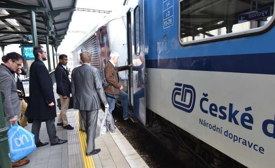Nabídka železni ní osobní dopravy V dálkové železni ní doprav se v minulém období nejvíce projevoval trend zvyšujícího se zájmu cestujících o spojení Brna s Prahou.
