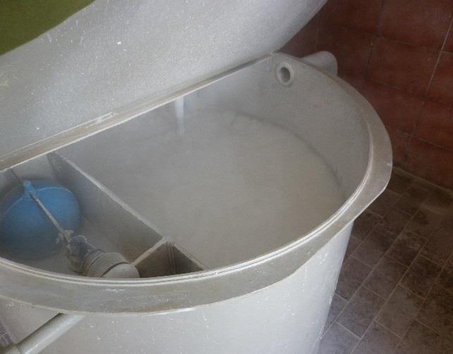 Obr. 31 Výroba vápenného mléka 1 Obr. 32 Výroba vápenného mléka 2 5.2 FILTRACE Předupravená voda je čerpána do rozdělovače kruhového půdorysu, odkud voda natéká na jednotlivé filtrační jednotky.